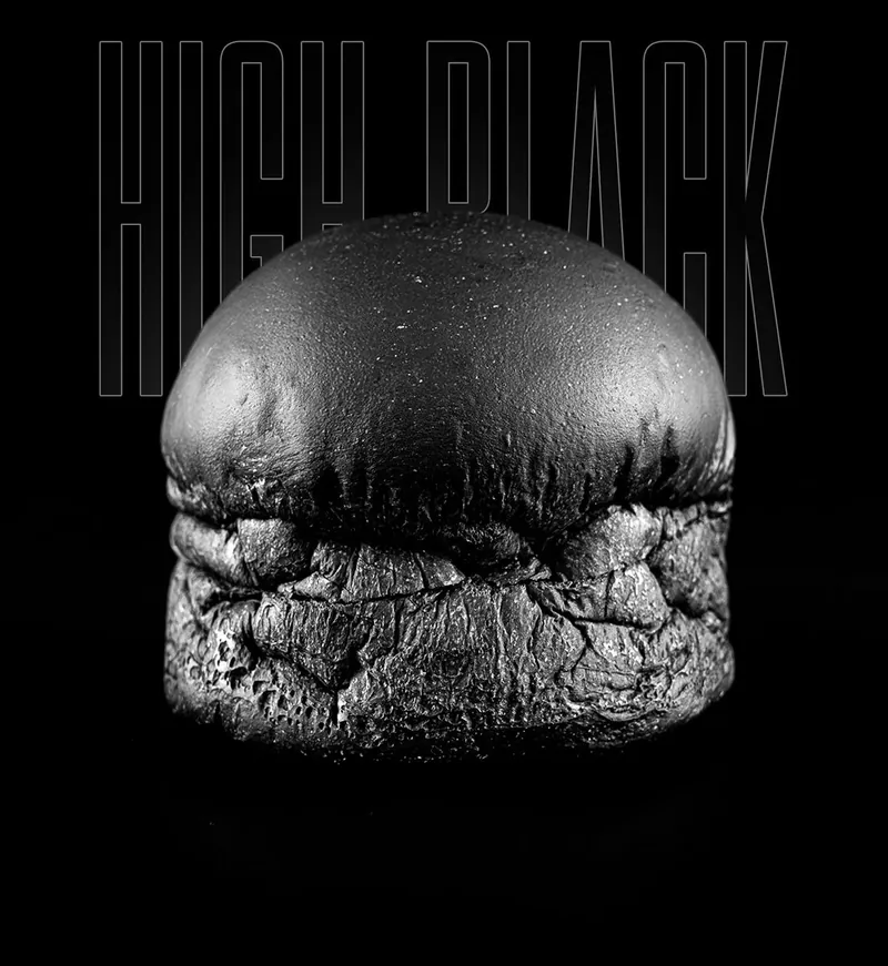 Pan brioche High Black de tinta negra recién horneado