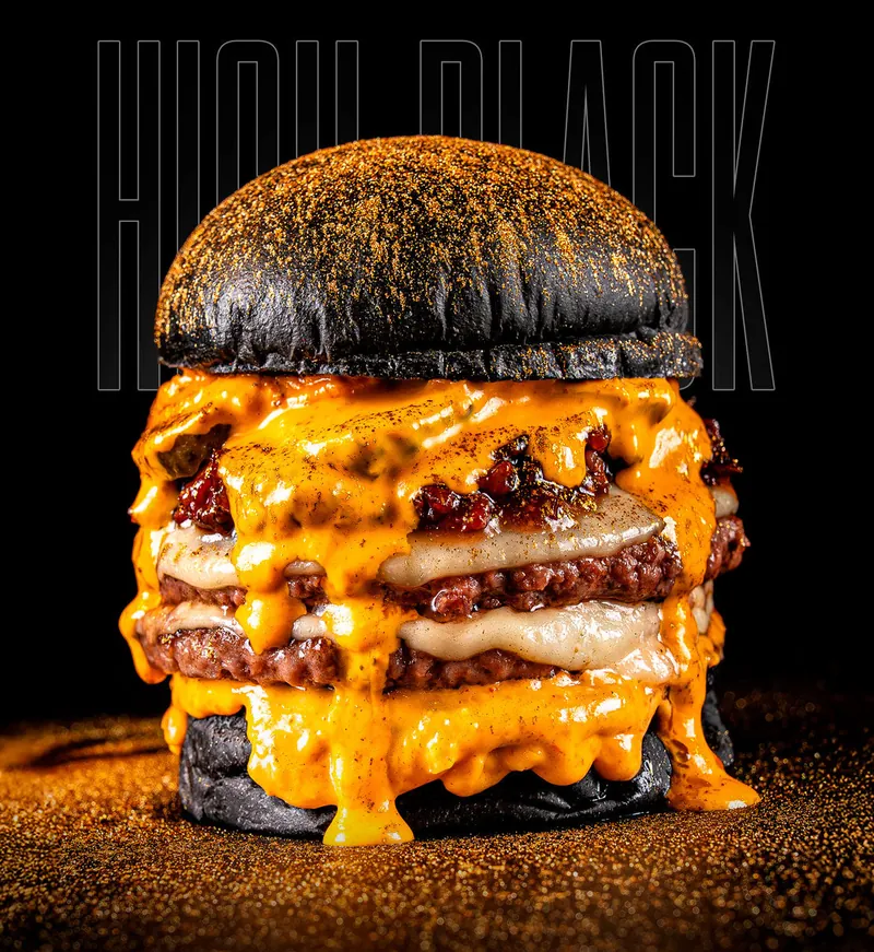 Hamburguesa High Black montada sobre pan brioche de tinta negra