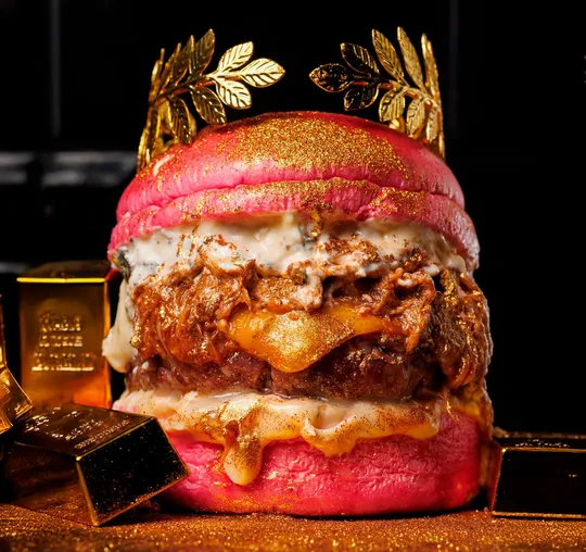 Burger con pan brioche rosa y corona dorada de The Champions Burger