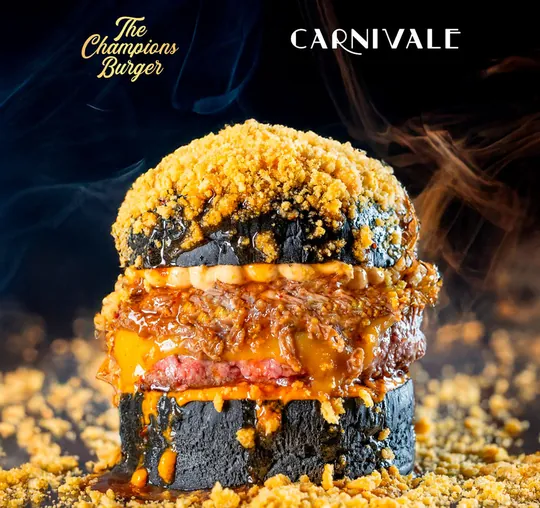 Burger de Carnivale sobre pan brioche negro con crujiente de queso