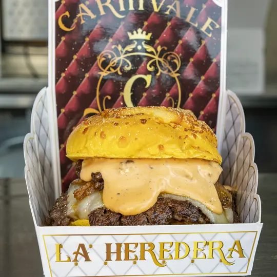 Hambúrguer La Heredera em pão brioche amarelo