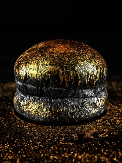 Prueba de brioche de masa negra con acabado dorado, en el laboratorio de Briox Baker