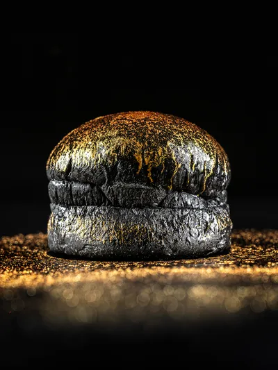 La misma prueba de brioche negro y oro, vista de lado