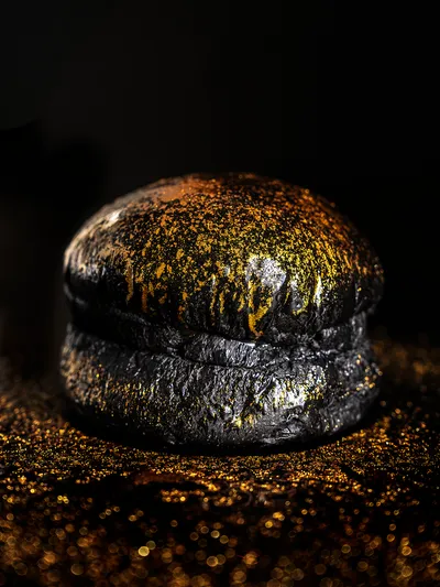 Detalle del acabado dorado sobre la masa negra