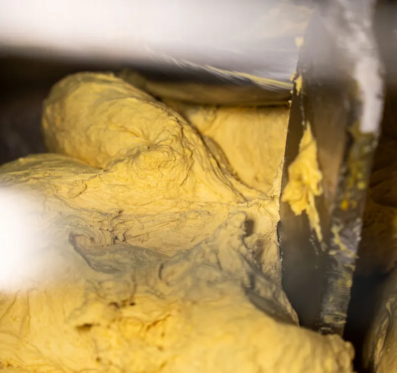 Amasado de la masa de brioche en el obrador artesanal