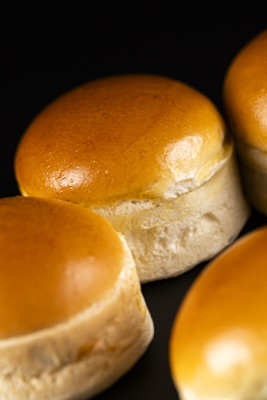 Pães brioche da Briox Baker · de perto, com brilho