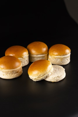Pães brioche da Briox Baker · espalhados, cenital