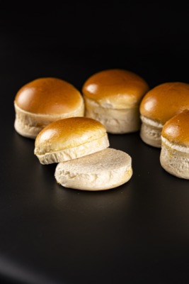 Pães brioche da Briox Baker · espalhados, com um aberto