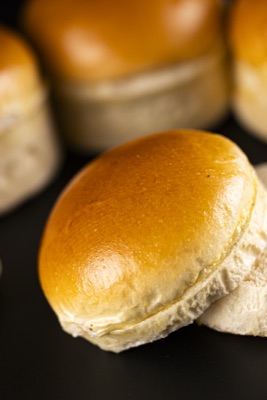 Pães brioche da Briox Baker · dois, em primeiro plano
