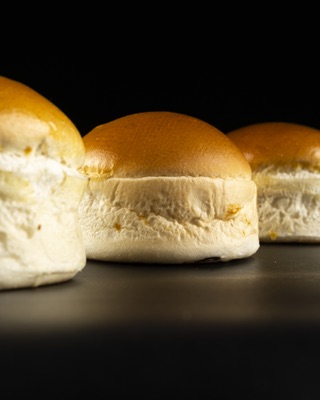 Pães brioche da Briox Baker · três de perfil